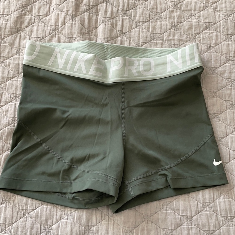 Nike Pro 3” Shorts Green Size L NWOT